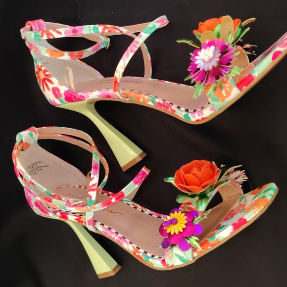 Betsey Johnson Erik Multicolor Floral Heels with 3D Flowers – Size 8 - Picture 8 of 13